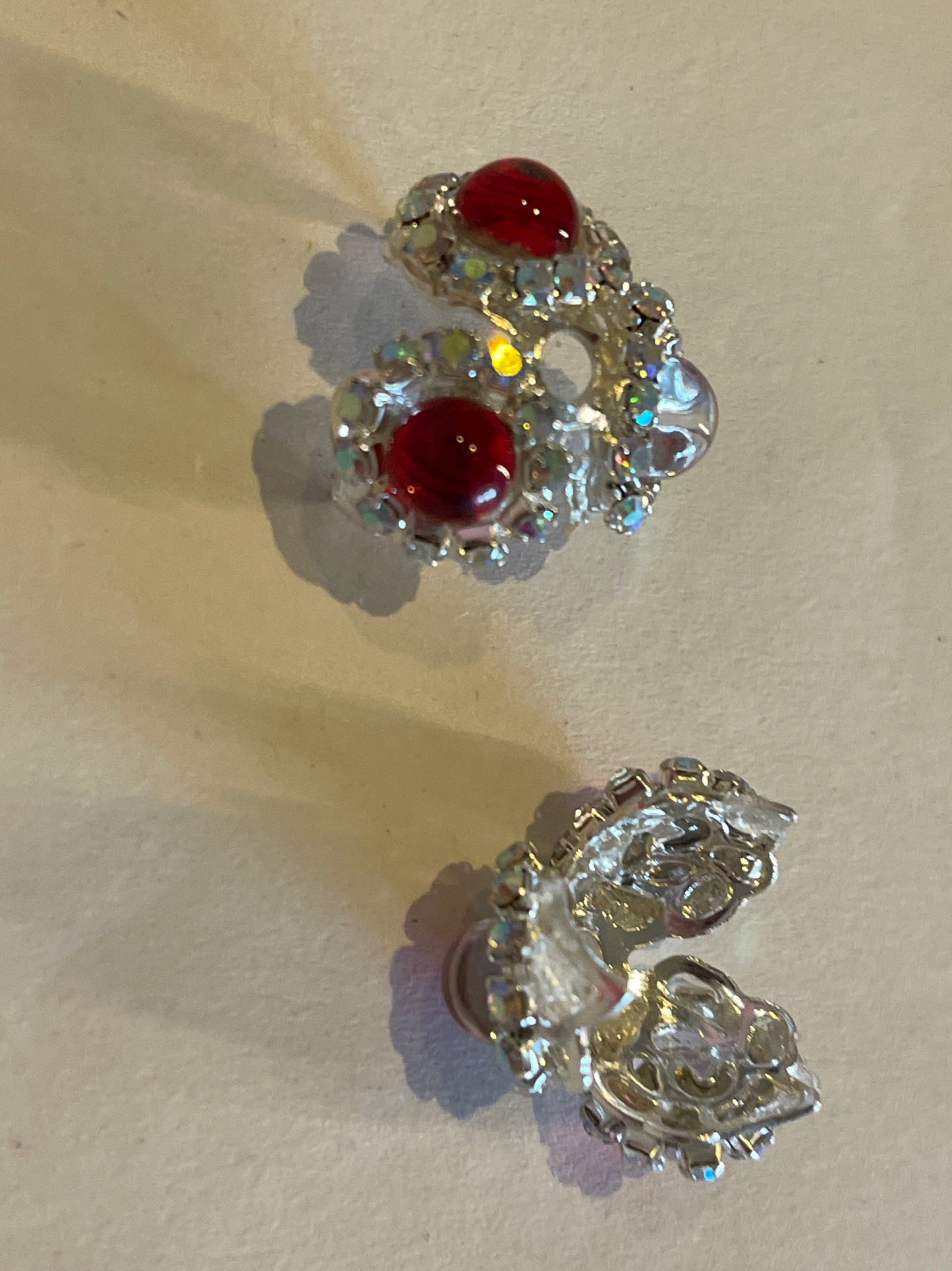 DIY Perlenkappen mit Cabochon – Silberfarbene Schmuckkappen mit bunten Perlen