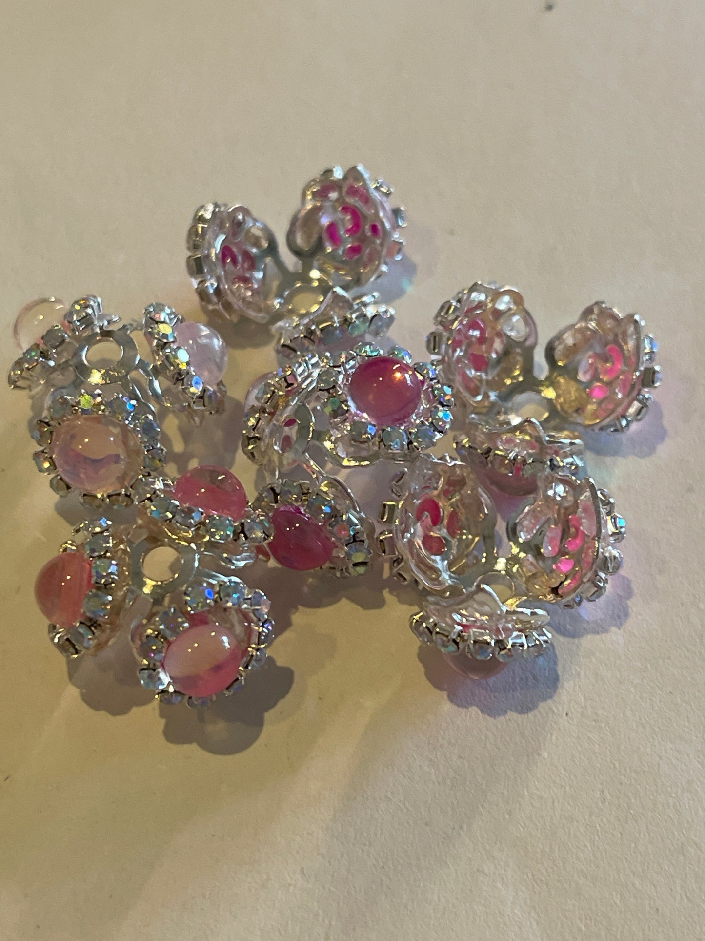 DIY Perlenkappen mit Cabochon – Silberfarbene Schmuckkappen mit bunten Perlen