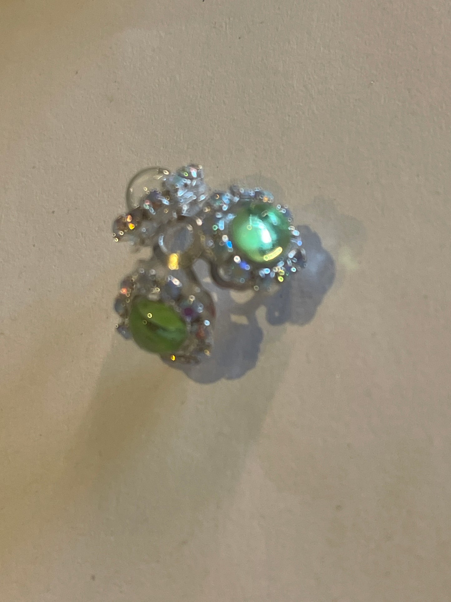 DIY Perlenkappen mit Cabochon – Silberfarbene Schmuckkappen mit bunten Perlen