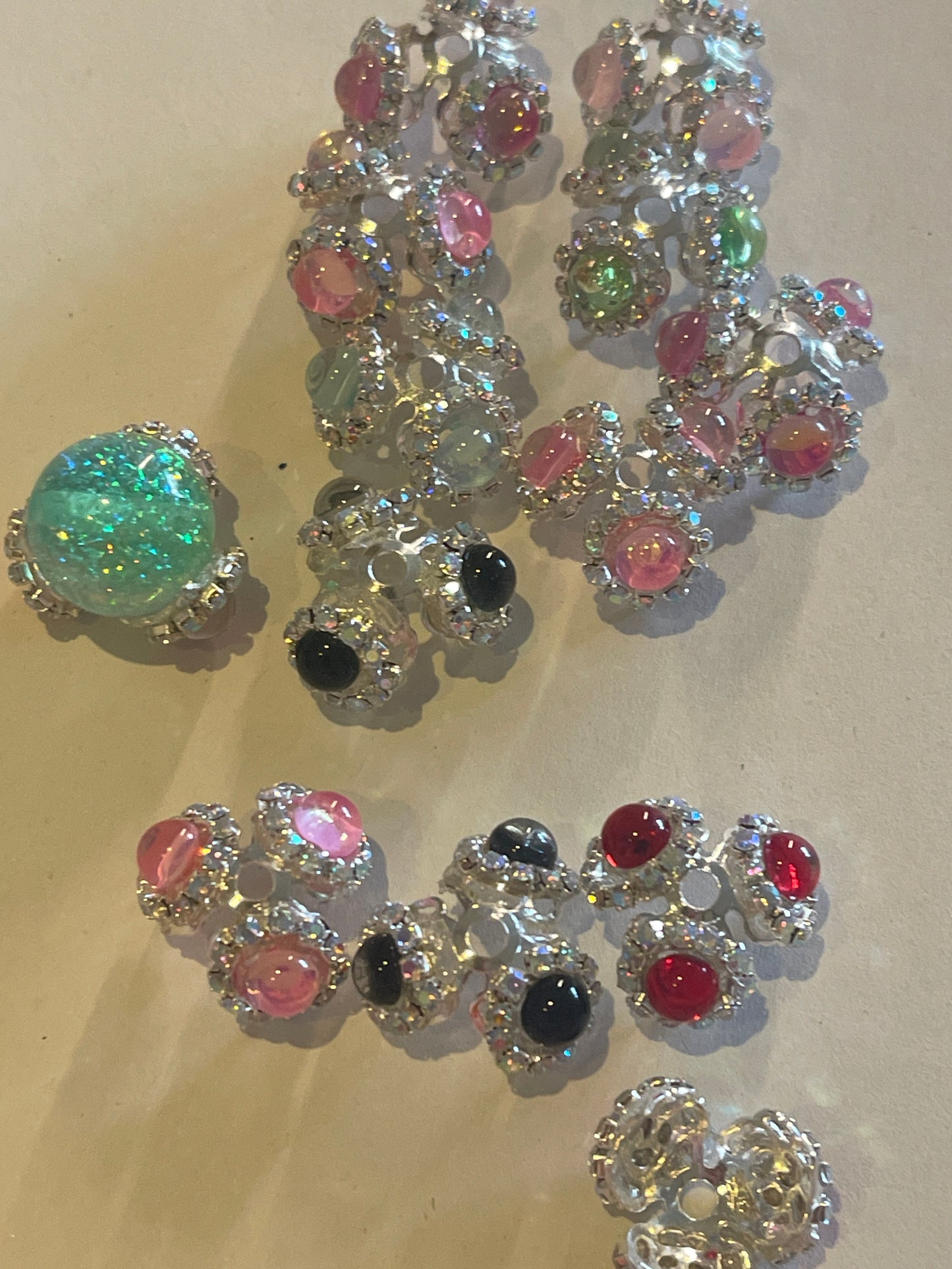 DIY Perlenkappen mit Cabochon – Silberfarbene Schmuckkappen mit bunten Perlen