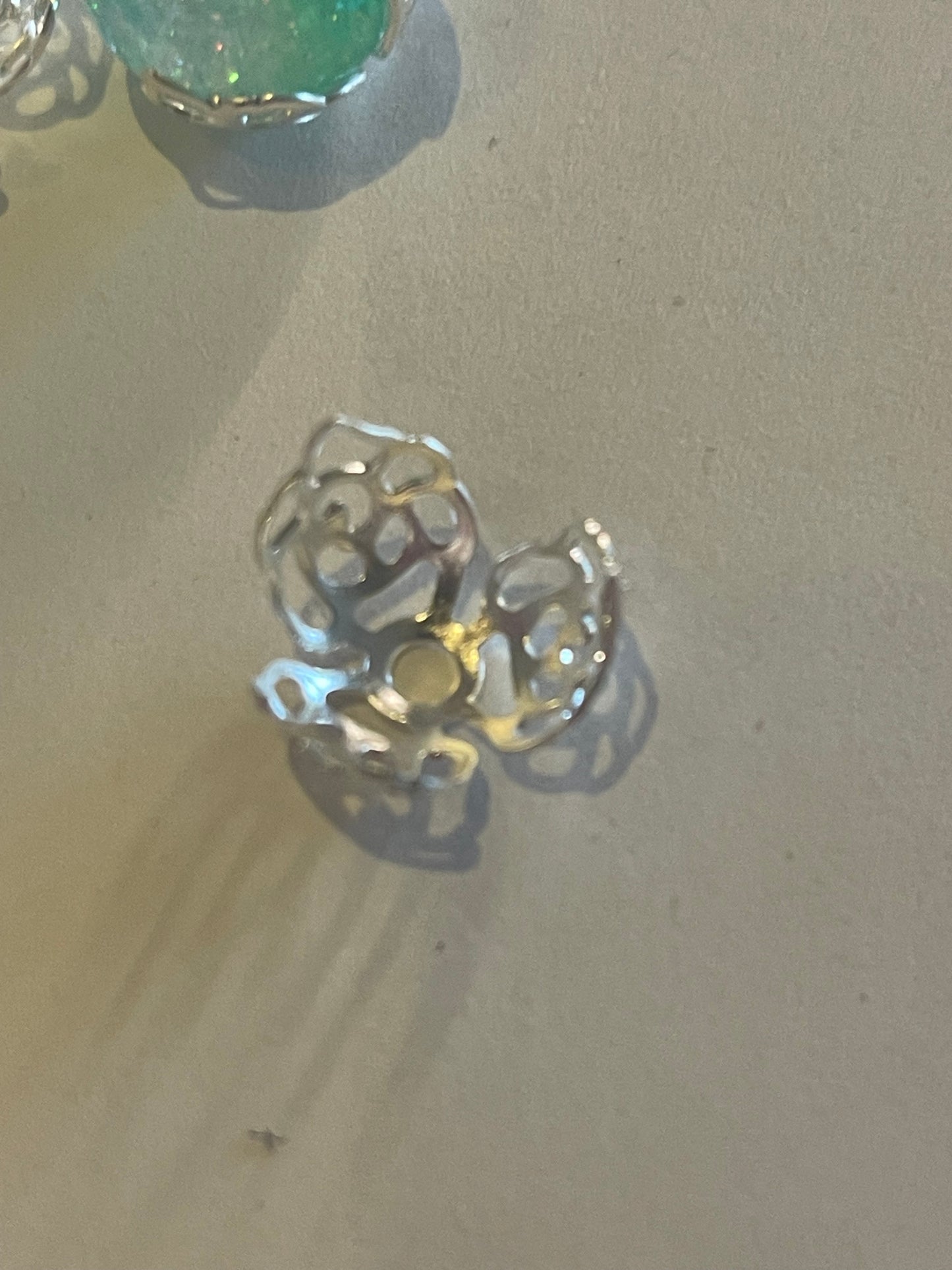 DIY Perlenkappen silberfarben – filigrane Blumenkappen für Perlen & Schmuck
