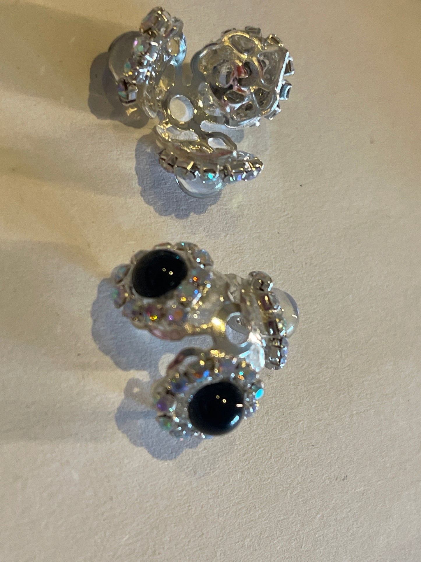DIY Perlenkappen mit Cabochon – Silberfarbene Schmuckkappen mit bunten Perlen